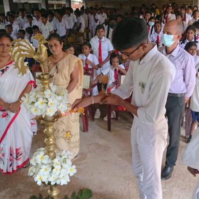 විද්‍යාලයට අනගි සේවයක් ඉටු කර විදුහල්පති පත්වීම් ලබා පාසලෙන් නික්ම යන ගුරු මෑණියන් දෙපළට සුභාශිංසන